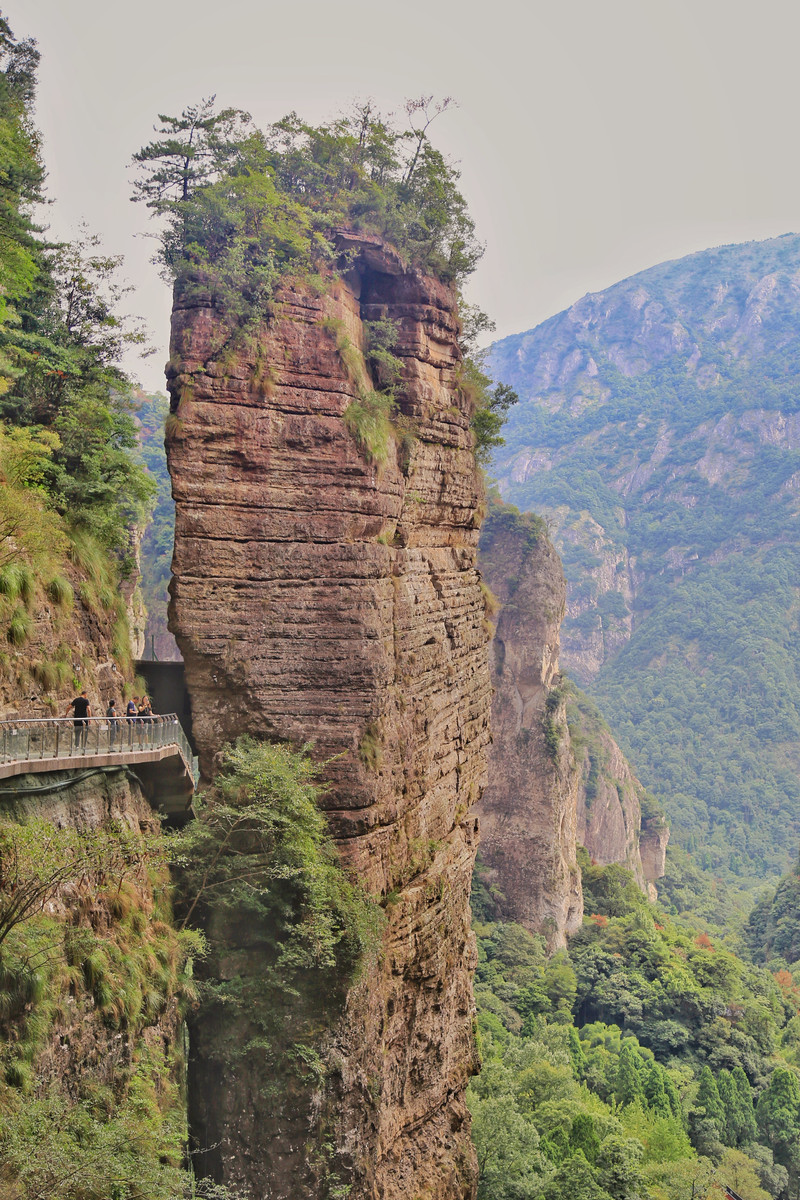 灵岩景区主要景点:屏霞嶂,灵岩寺,天柱峰,展旗峰,灵岩飞渡,小龙湫,龙
