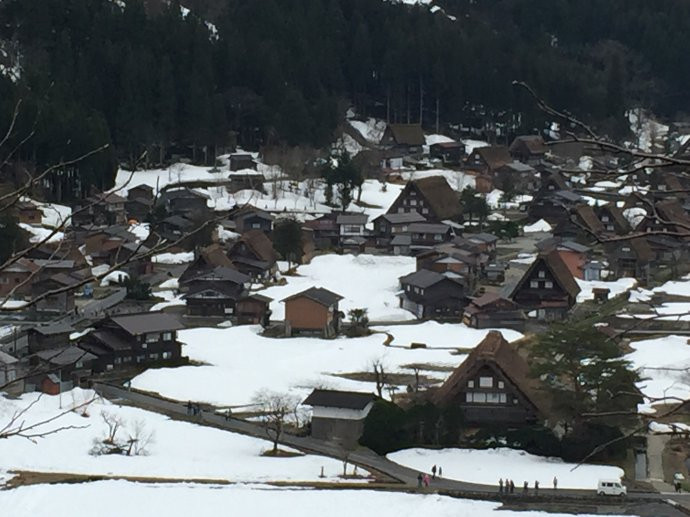 4月8日 合掌屋从外面看好像有三层,但走进屋内