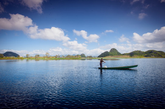 开始游船咯~~清澈见底的湖水