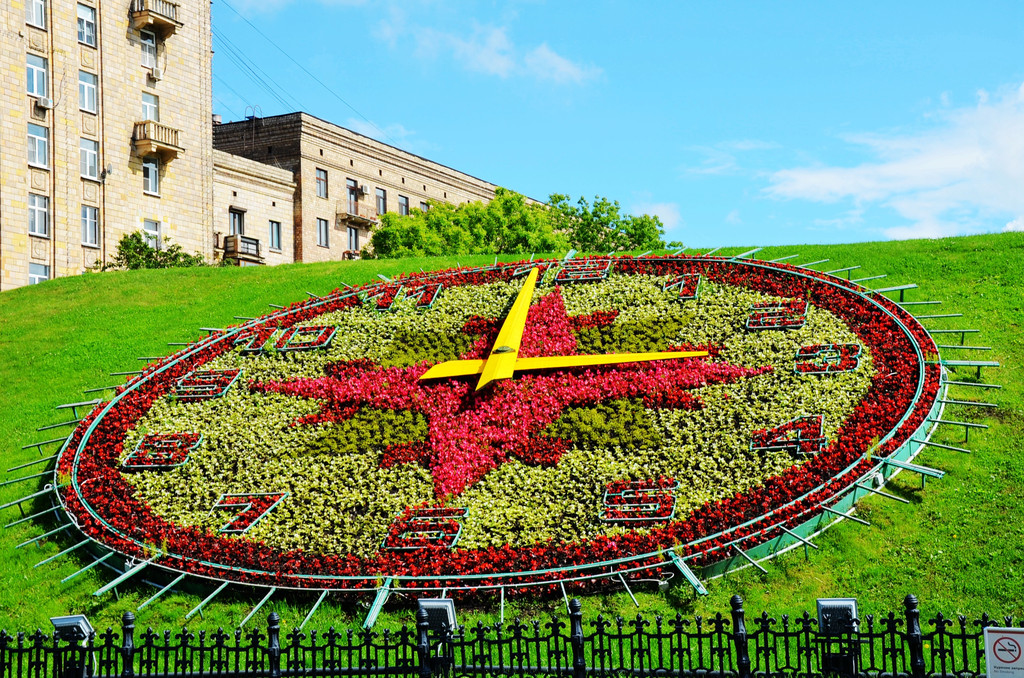广场左侧为一面土筑的花堤上面有一个花钟和用鲜花描绘的莫斯科的俄文