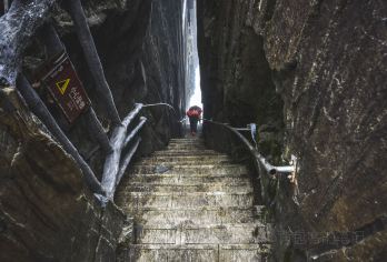 凤凰古城+梵净山+湘见·沱江沉浸式艺术游船一日游【沿途接到，随时预约：导游提前联系在沿途指定地点接到，全程呵护您的旅程；】