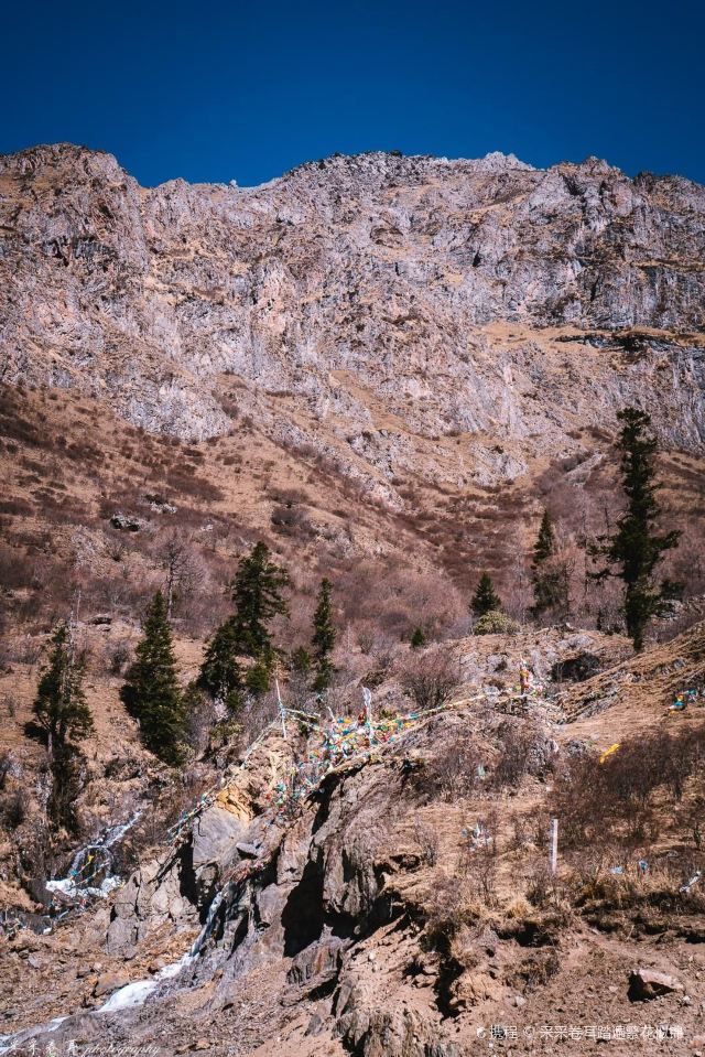 阿坝黑水雅克夏雪山:冬日晴朗天空下的静谧圣洁 小众好去处  在四川