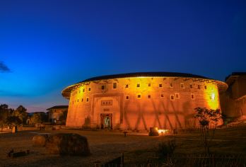 龙岩福建土楼王景区承启楼+世泽楼一日游【含午餐岛内免费上门接【厦门市内酒店上门接送，一站式服务，方便省心；】