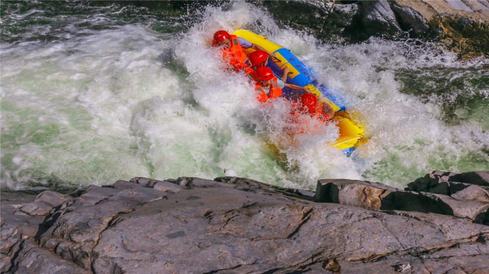 金刚台峡谷漂流西河景区步步娇玻璃吊桥一日游纯玩团送保险打造阜城