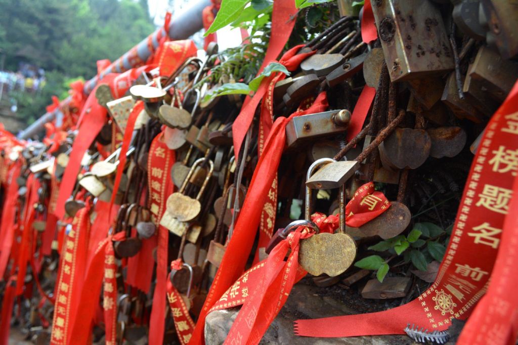 天下第一桥,桥的两岸,全是同心锁.