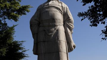 洛阳桥_洛阳桥头的蔡襄塑像，我总觉得他嘴角挂着一点痞痞的笑。