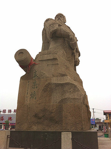 初到兴城下车第一眼看到的就是袁崇焕大将军屹立不倒的英姿.