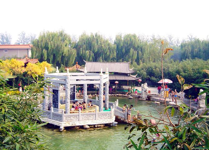 来小汤山的纯天然地下温泉度假村,一家人可以一起泡私汤
