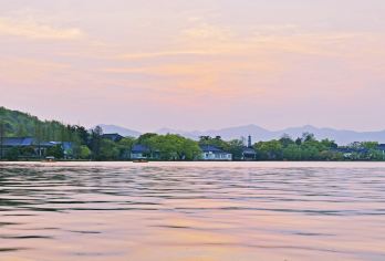 杭州西湖游船+雷峰塔+杭州宋城宋城千古情跟团跟团1日游【漫步西子湖畔，新柳如烟，春风骀荡，好鸟和鸣，意境动人】