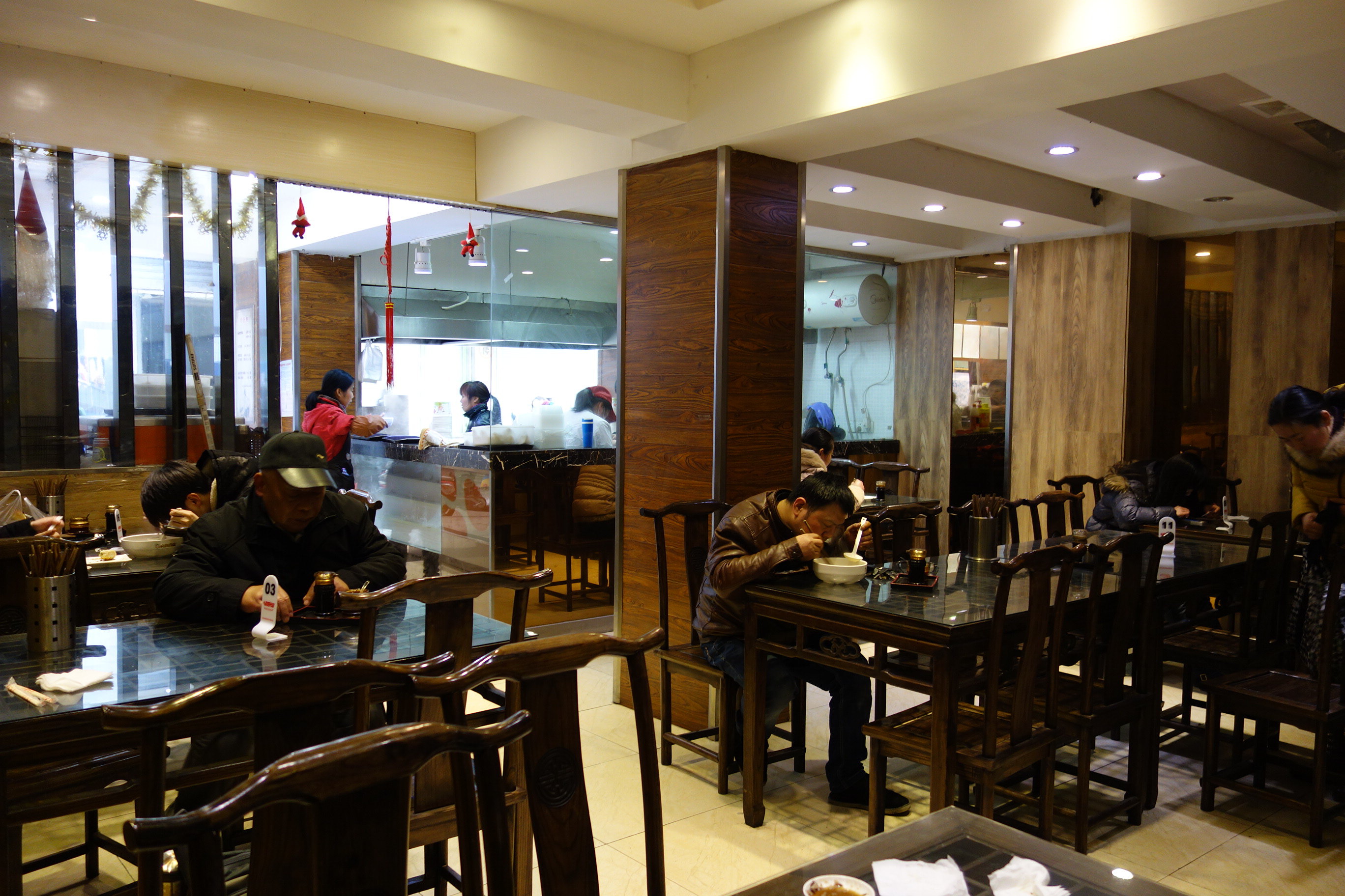 这家"大王生煎"店堂还比较干净整洁 大王生煎