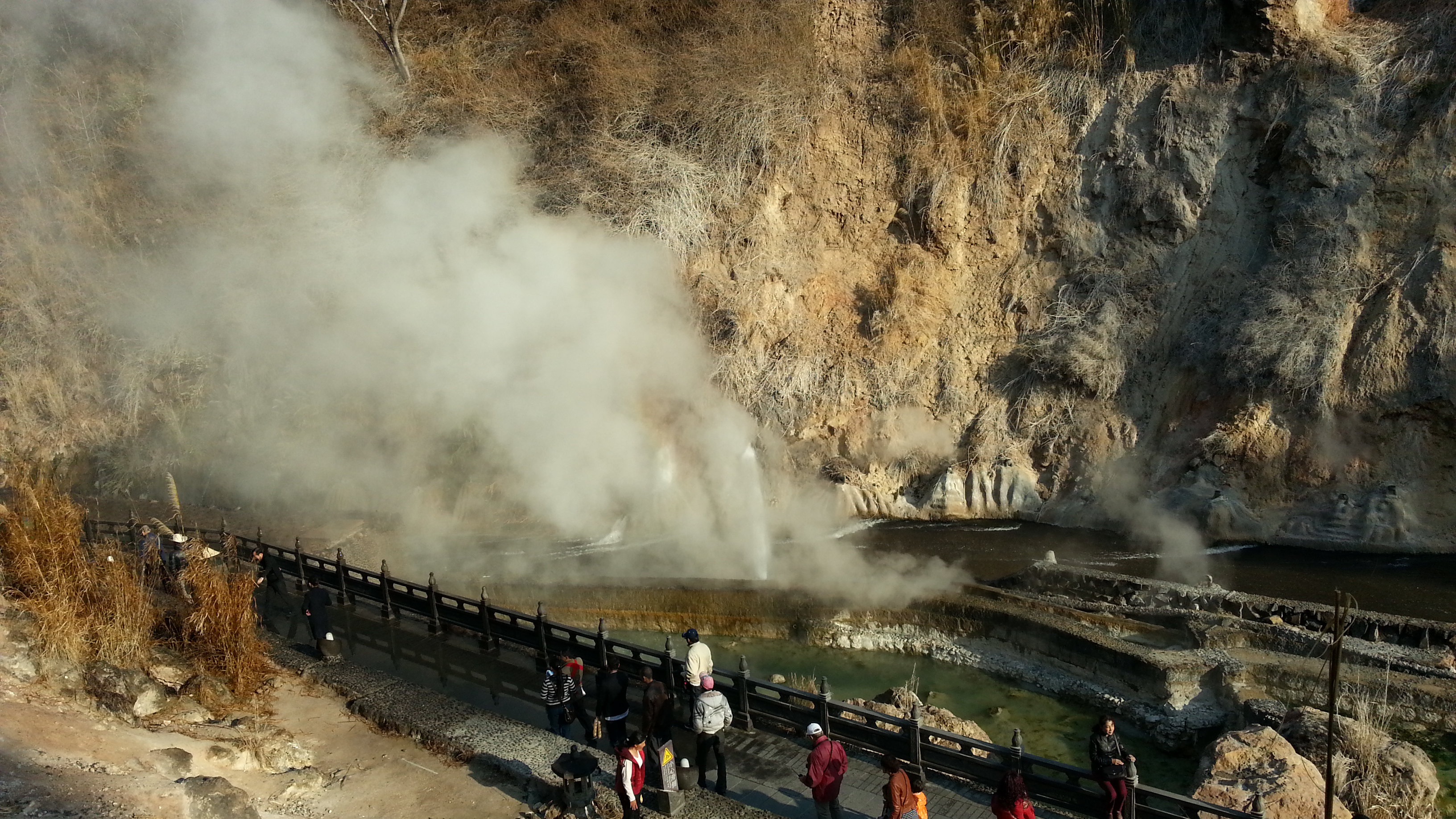 熱海景區距騰衝縣城十公里,距我們所住的黃瓜箐溫泉療養院僅一公里.