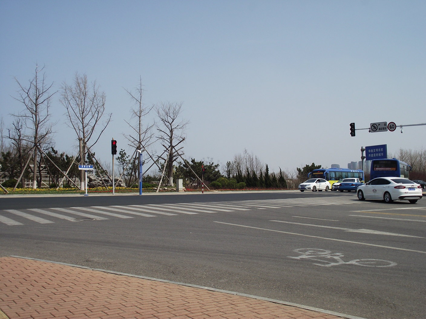 这个丁字路口的路标还是我再三努力下,标注清楚了南与北. 银海路