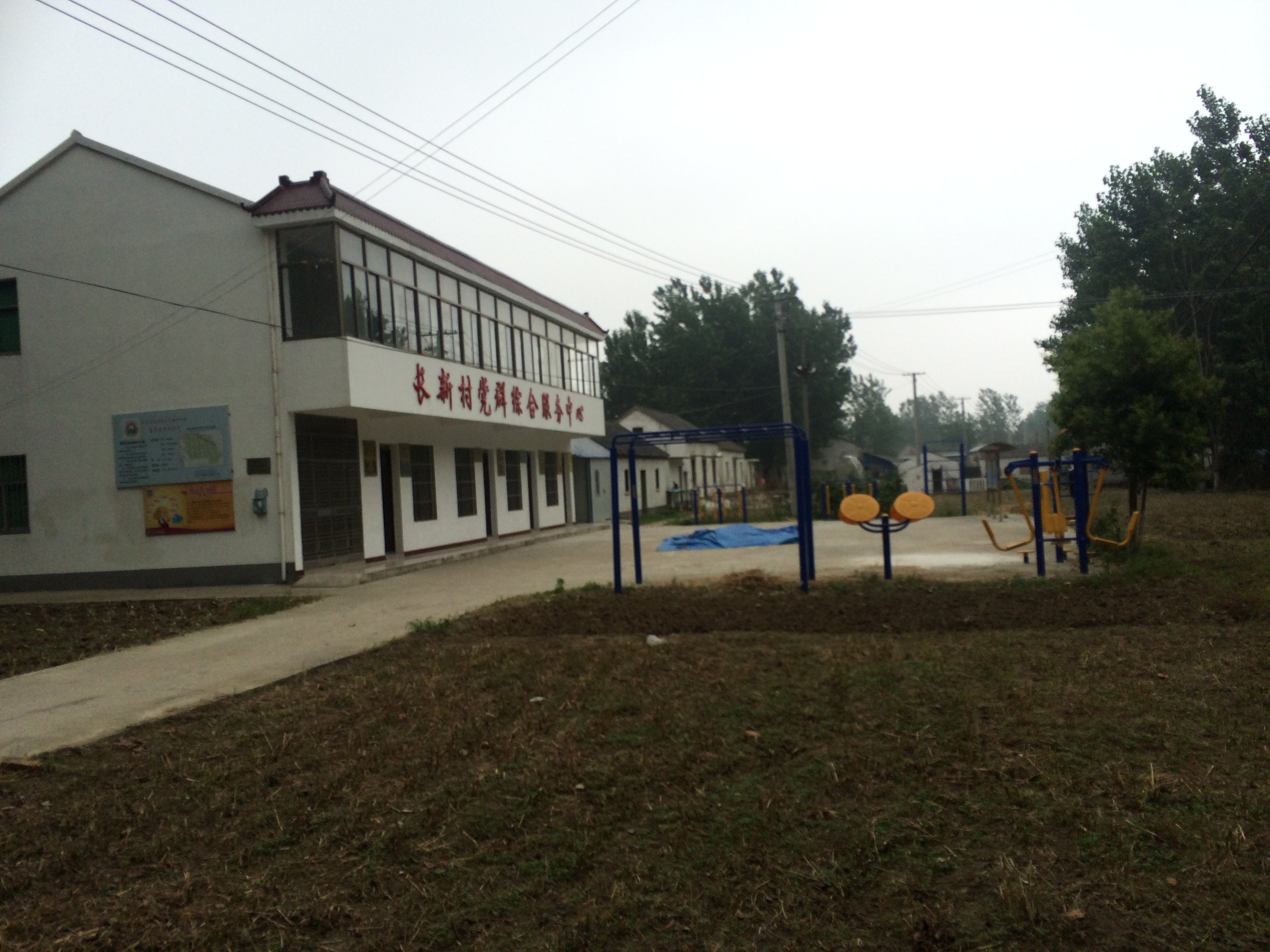 这里是沿河乡长新村的村部,这时是农忙季节,村部一个人都木有.