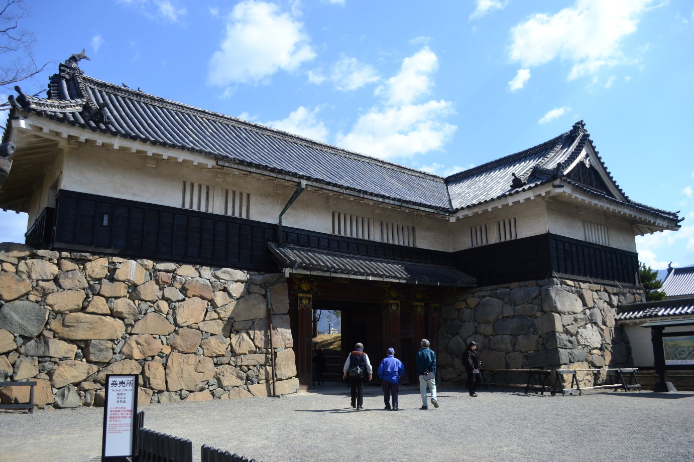 驱车前往松本城まつもとじょう,位于日本长野县松本市,于永正元年