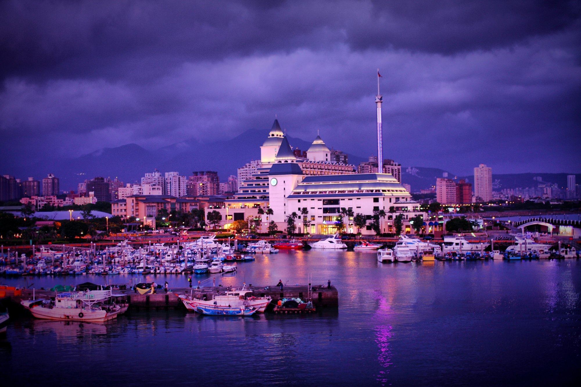 13:00 游玩景点: 淡水渔人码头    刚吃完美食后,刚好来这里溜湾