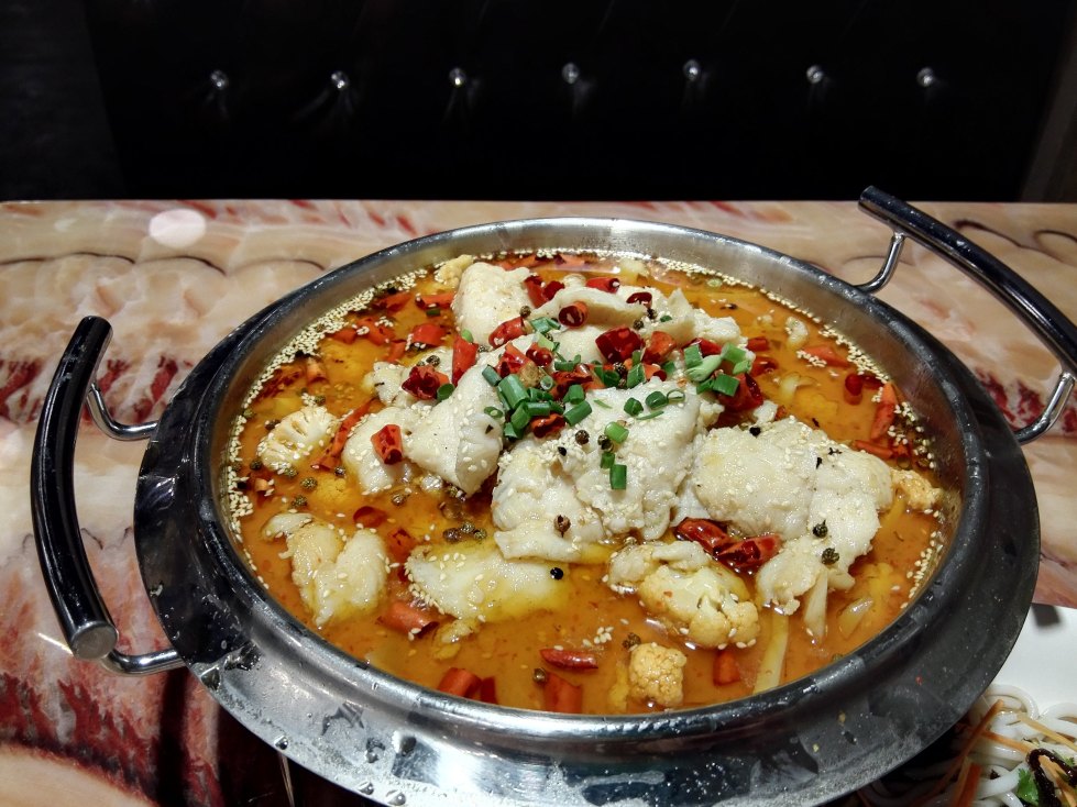 但是我看这个招牌菜的雪鱼油也挺多的,味道类似酸菜鱼和酸汤鱼的结合