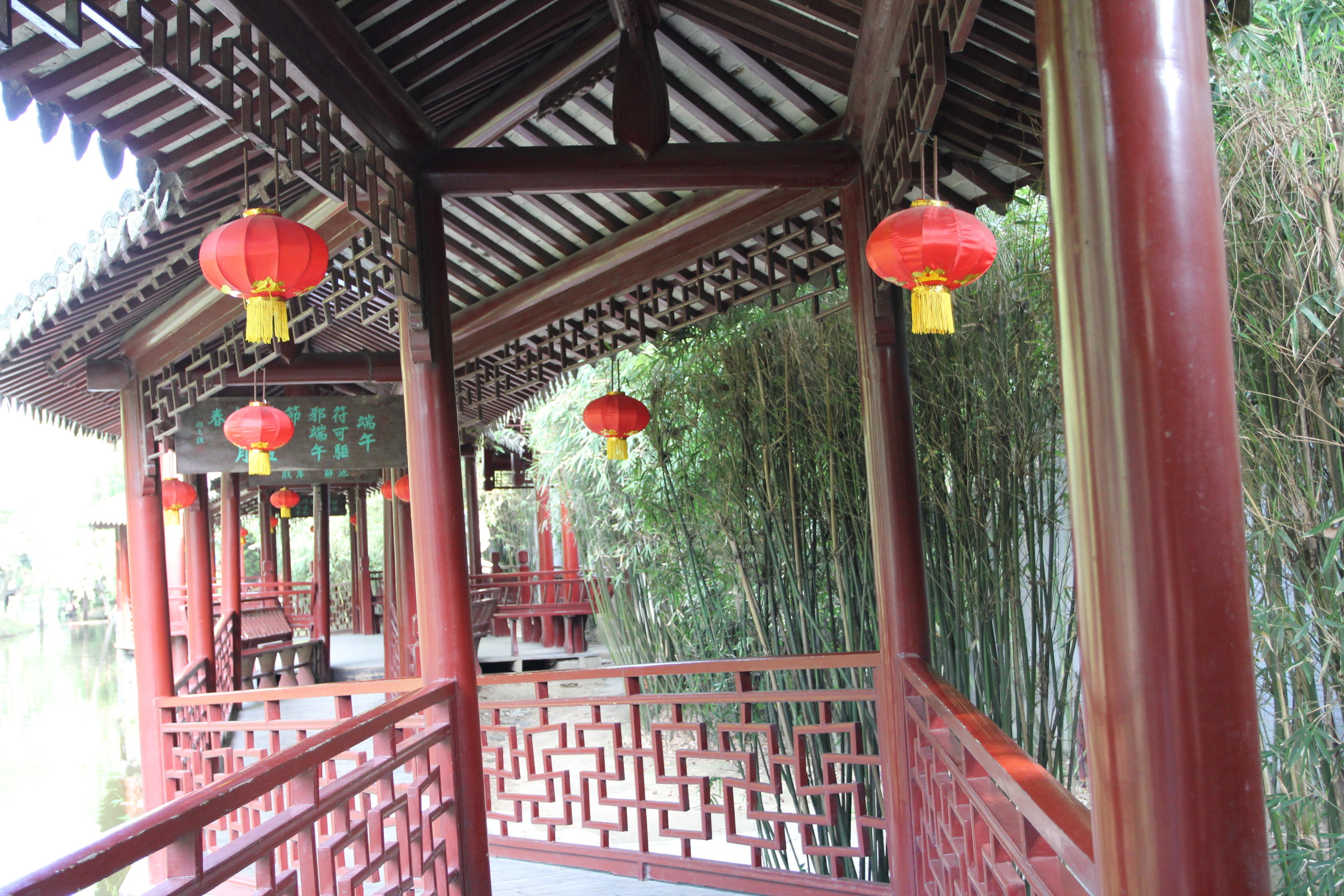 曲折的回廊依水而建 定园