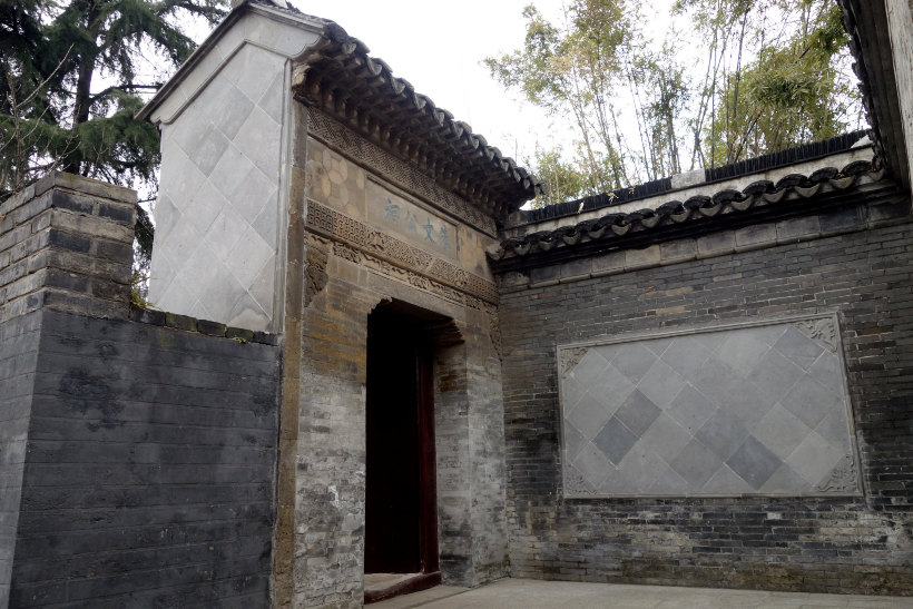 朱文公祠,精致的雕刻,至今看来仍不愧为艺术品. 北固山