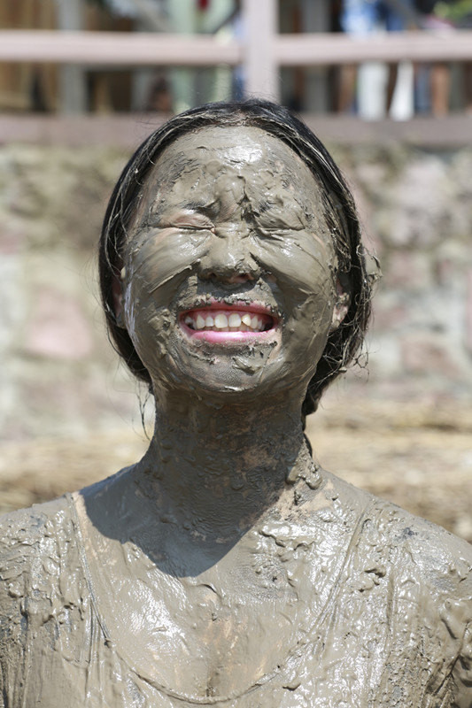 全身裹上泥巴,如兵马俑一般!