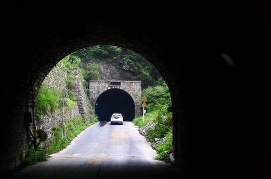 山路十八弯,汽车盘旋而上经过10几个山洞隧道才到达茱萸峰入口