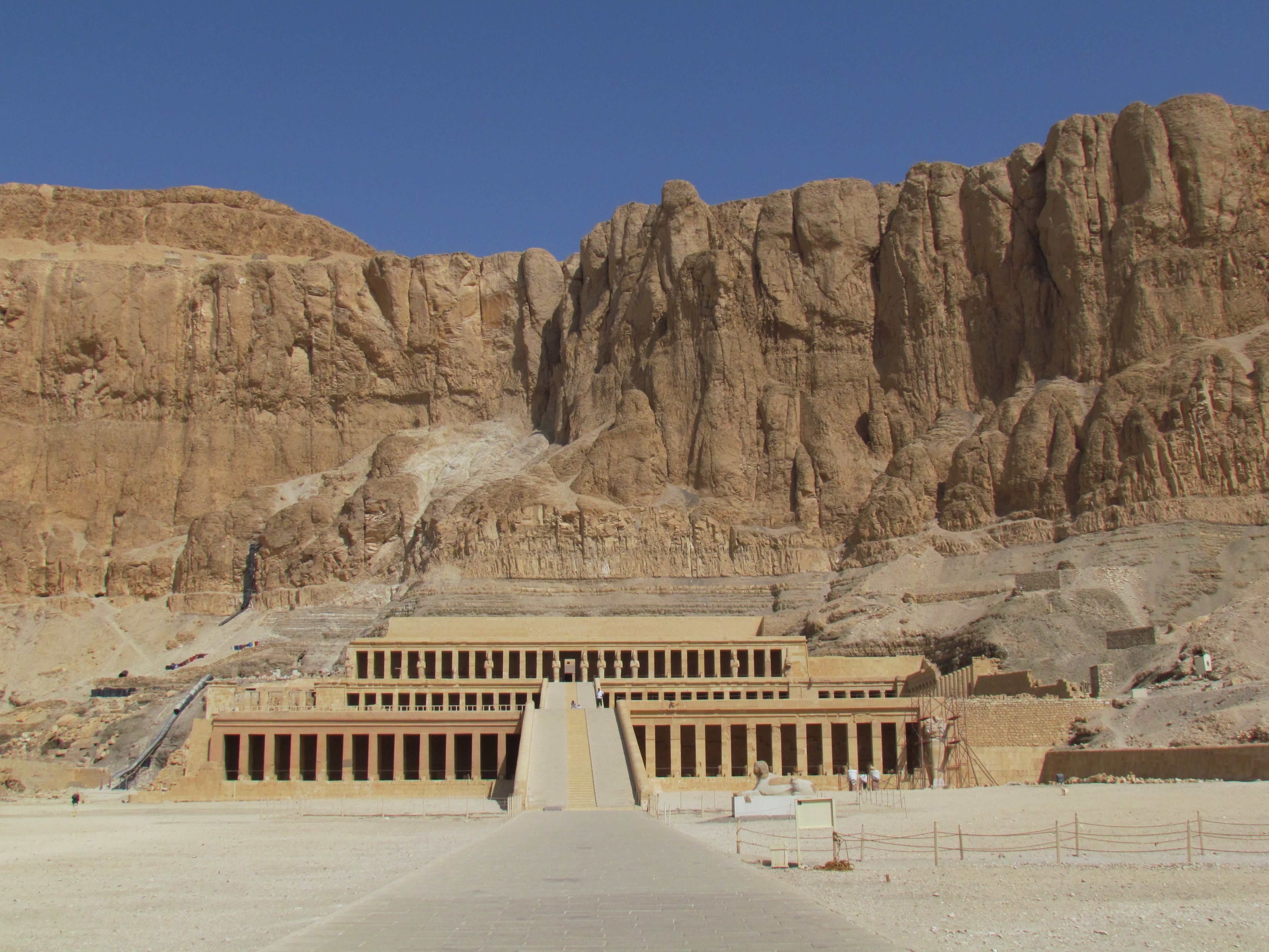 女王庙也叫哈特谢普苏特神庙,埃及人称这位女法老是埃及的武则天