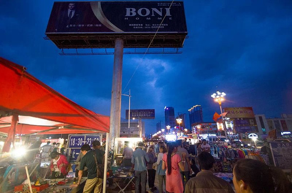 上定的格尔木西域印象时尚酒店 价格137-187不等 位置很好 离夜市很近