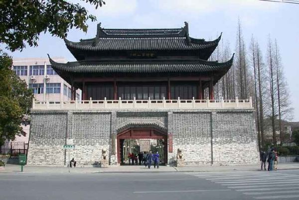 这霸气的松江府大门就是松江二中校门,我会告诉你韩寒也曾在此读么