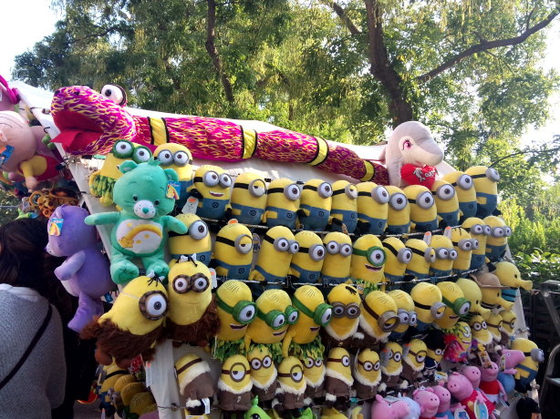 圣家堂对面的玩具摊