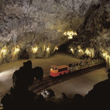 波斯托伊纳溶洞+洞窟城堡（成龙拍片处）【二人成行+一人可订】