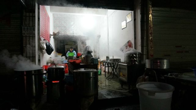 听从了当地人顾盛的建议 冷粉和碱水粑 某家早餐店