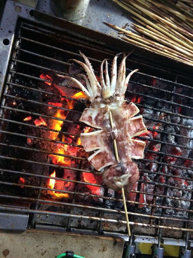 碳烤鱿鱼100台币,后悔点了辣的,因为吐的酸水把食道已经刺激的很不