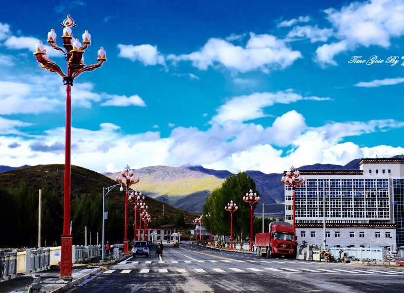 驶过这座桥就进入了稻城县城 新都桥