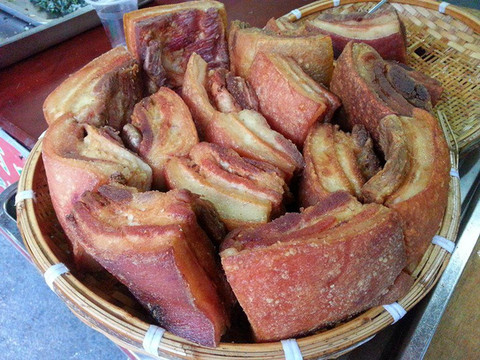 但每个地方也都会有各自出名的一些特产美食, 在召稼楼 ,咸蹄胖绝对算