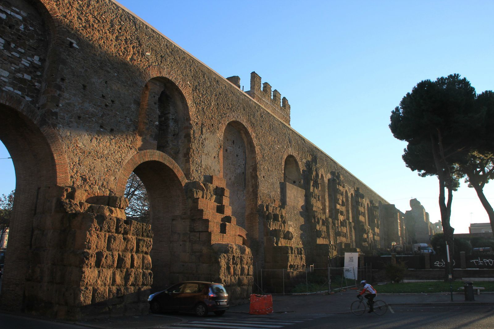 马焦雷门(porta maggiore,意为「大门,最初称为普奈勒斯蒂门(porta