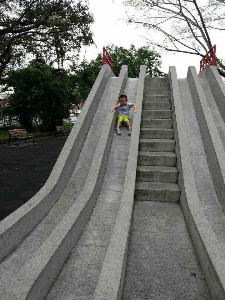 传统的水泥滑梯,小派哥很喜欢. 二二八和平公园