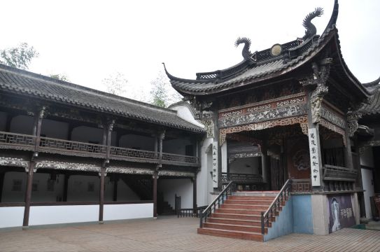 院落很大 郑氏宗祠