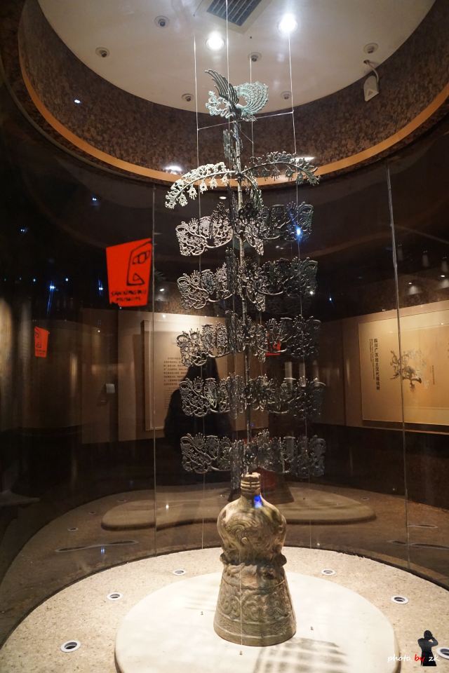 真正的摇钱树啊,上面都是铜钱.