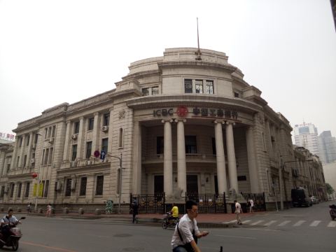 中街地铁b1或b2口出,向北走400m,路上还能看到【 东北银行旧址】