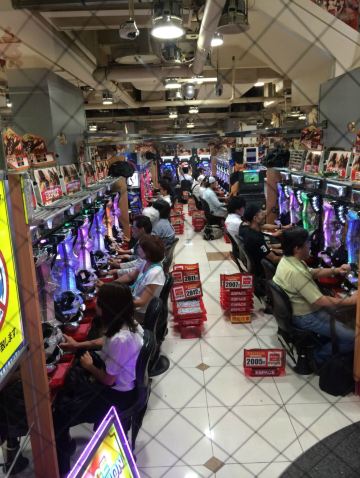 游戏厅里男男女女 新宿歌舞伎町