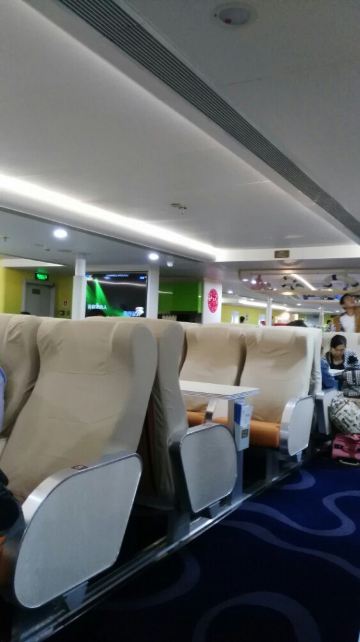 坐北游15号轮船,上午8:40从码头往涠洲岛,因天气原因延迟了半小时.