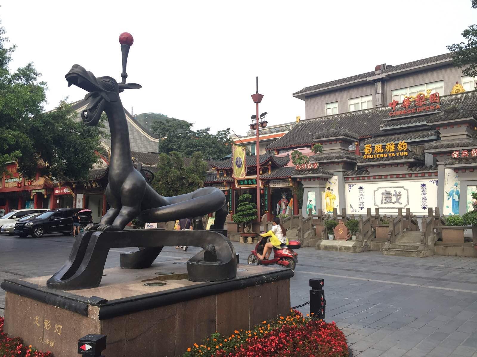 琴台路因司马相如与卓文君的爱情传说而得名.