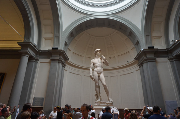 大卫像是用整块大理石雕刻而成,是文艺复兴时代的雕塑巨匠米开朗基罗