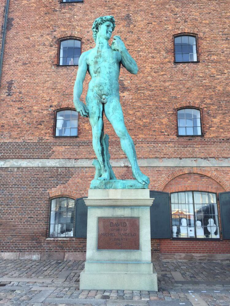 酒店后面的大卫雕塑!此大卫非彼大卫吧 新港