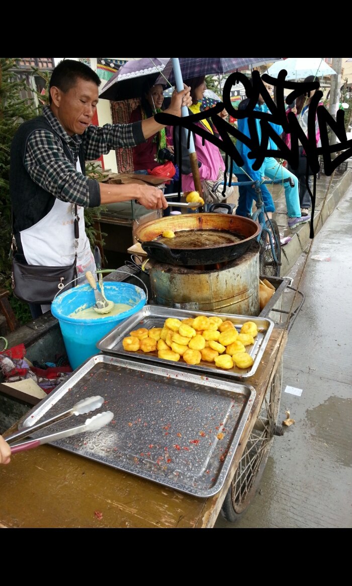 拉卜楞寺外做南瓜烙的小摊子 拉卜楞寺