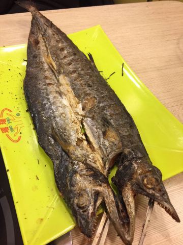 烤青鱼,别看外表黑乎乎干巴巴的,肉质确实非常嫩的,原汁原味反而最好