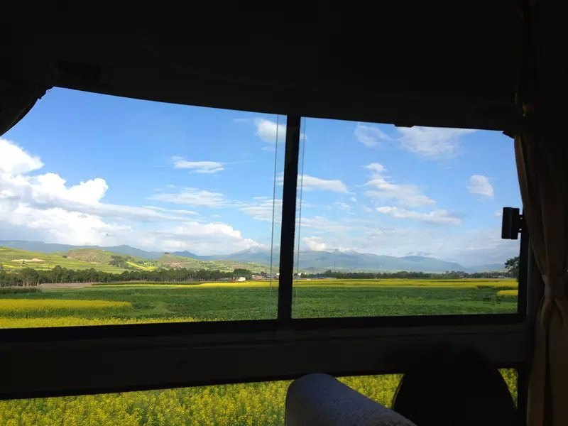         :中巴车窗外看过去的风景