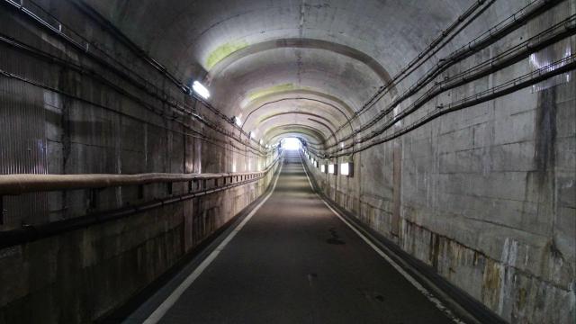 长长的隧道通到那里呢. 立山黑部