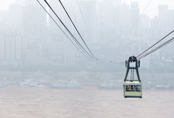 鹅岭二厂+涂鸦街+十八梯+长江索道+磁器口+洪崖洞+轻轨穿楼【[原创玩法]精选网红打卡点，红色情怀，跟着土著了解重庆这座历史、质朴、火热、魔幻的8D城市】