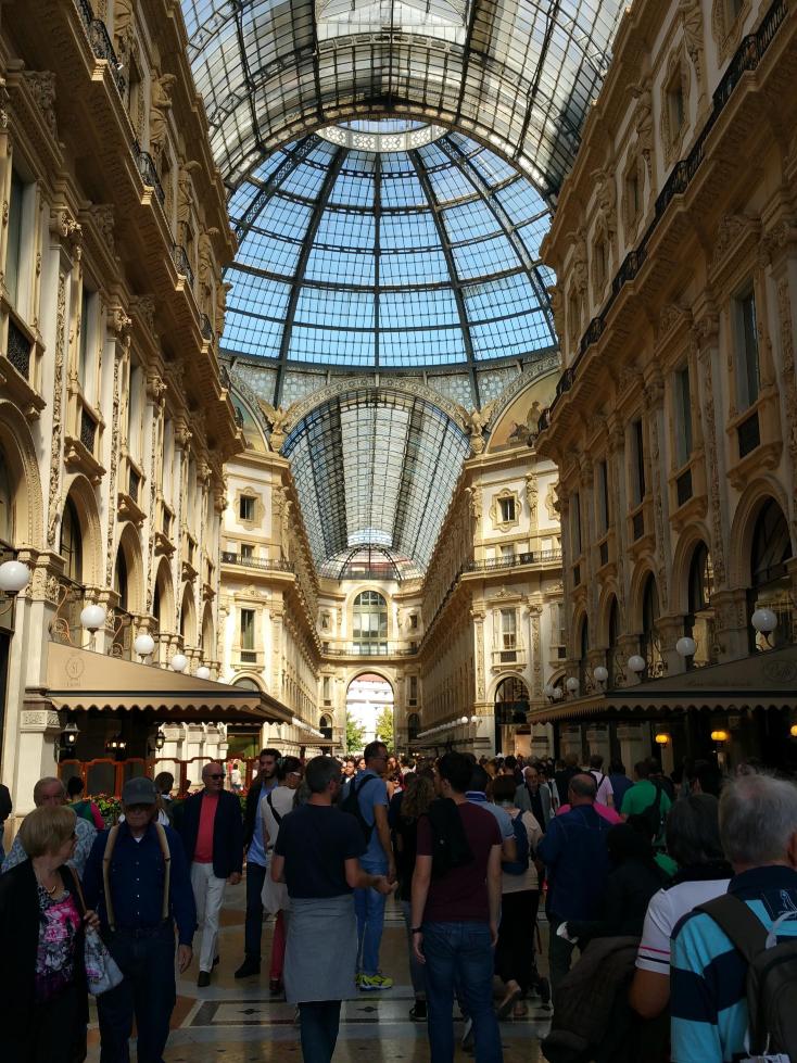 埃尔二世长廊(galleria vittorio emanuele ii)在米兰大教堂广场左侧