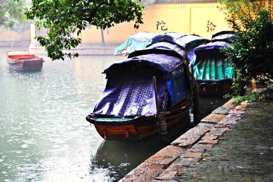 雨中的小船多加了些神秘感.朦胧的像个少女一样.